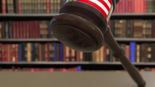 Vlajka Portorika na padajících soudcích, Gavelem u soudu. Národní soudnictví nebo soudní příslušnost související konceptuální 3D animace — Stock video