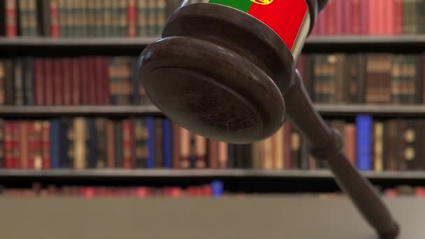 Vlag van Portugal over vallende rechters Gavel voor de rechtbank. Nationale justitie of jurisdictie gerelateerde conceptuele 3D-animatie — Stockvideo