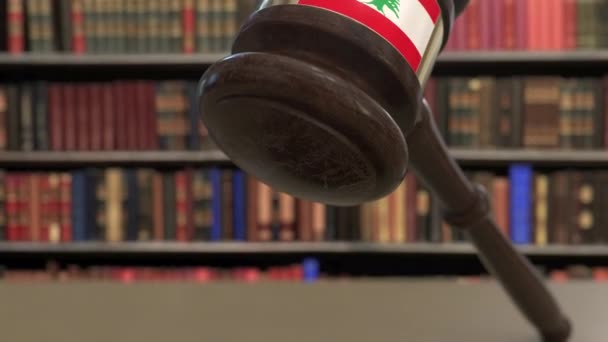 Drapeau du Liban sur la chute des juges marteau devant le tribunal. Justice nationale ou juridiction liée animation 3D conceptuelle — Video