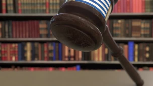 Флаг Греции на падающих судьях молоток в суде. Национальная судебная система или связанная с юрисдикцией концептуальная 3D анимация — стоковое видео