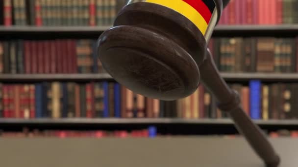 格美尼的旗帜在倒下的法官在法庭上发出。国家司法或司法管辖权相关概念3D动画 — 图库视频影像