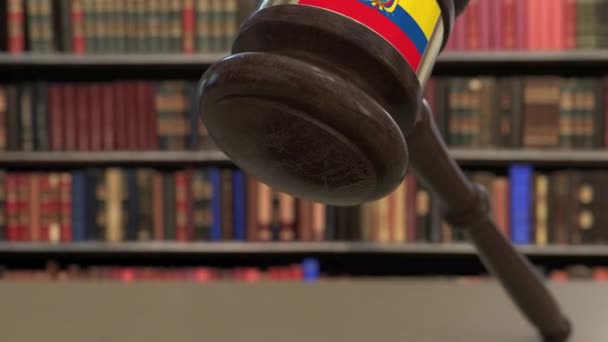 Ecuadors flagga på fallande domare ordförandeklubban i domstolen. Nationell rättvisa eller jurisdiktion relaterade Konceptuell 3D-animering — Stockvideo