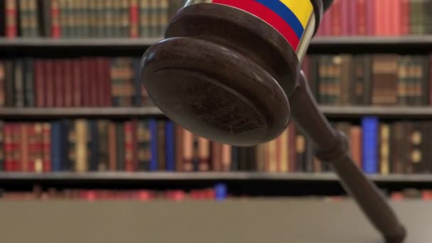 Vlag van Colombia over vallende rechters Gavel voor de rechtbank. Nationale justitie of jurisdictie gerelateerde conceptuele 3D-animatie — Stockvideo