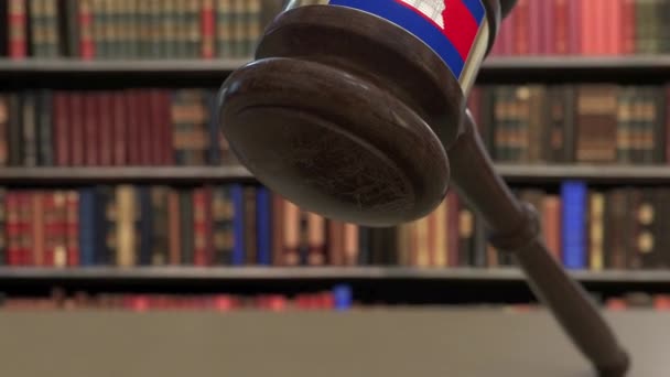 Düşen yargıçlar üzerinde Kamboçya bayrağı mahkemede tokaldı. Ulusal adalet veya yargı ile ilgili kavramsal 3d animasyon — Stok video