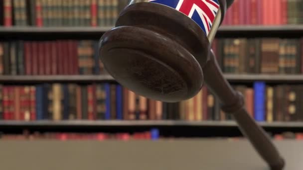Флаг Великобритании на падающих судьях молоток в суде. Национальная судебная система или связанная с юрисдикцией концептуальная 3D анимация — стоковое видео