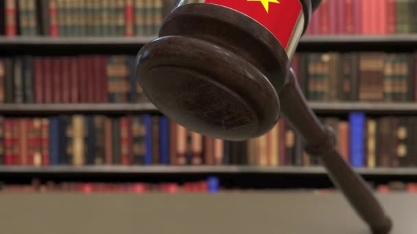 Vietnams flagga på fallande domare ordförandeklubban i domstolen. Nationell rättvisa eller jurisdiktion relaterade Konceptuell 3D-animering — Stockvideo