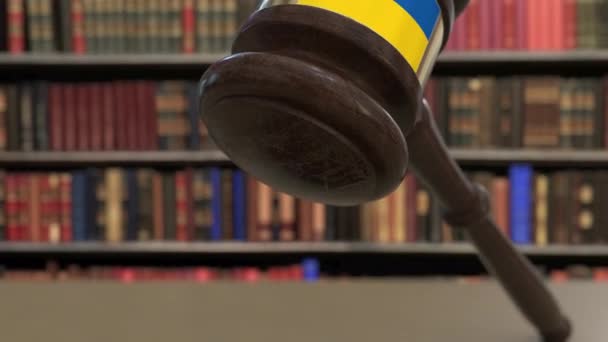 Bandera de Ucrania en la caída de jueces mazo en la corte. Justicia nacional o jurisdicción relacionada con la animación conceptual 3D — Vídeo de stock