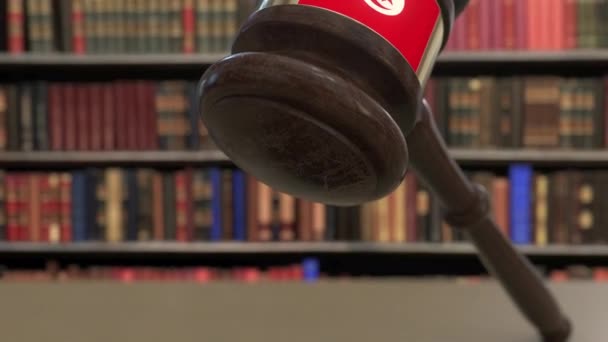 Vlag van Tunesië over vallende rechters Gavel voor de rechtbank. Nationale justitie of jurisdictie gerelateerde conceptuele 3D-animatie — Stockvideo