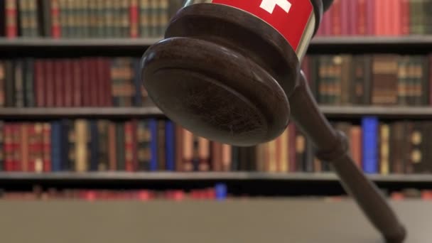 Флаг Швейцарии на падающих судьях молоток в суде. Национальная судебная система или связанная с юрисдикцией концептуальная 3D анимация — стоковое видео