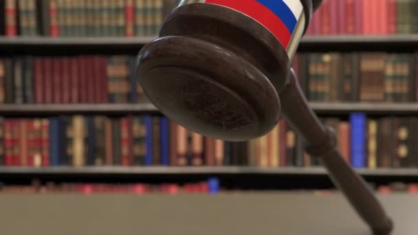 Bandiera della Russia sulla caduta giudici martelletto in tribunale. Giustizia nazionale o giurisdizione relativa all'animazione concettuale 3D — Video Stock