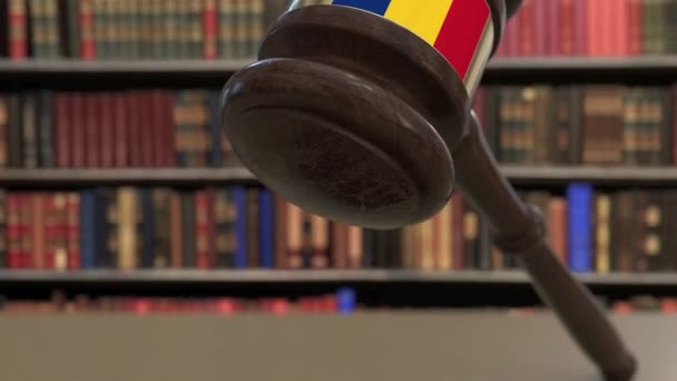 Vlag van Roemenië over vallende rechters Gavel voor de rechtbank. Nationale justitie of jurisdictie gerelateerde conceptuele 3D-animatie — Stockvideo