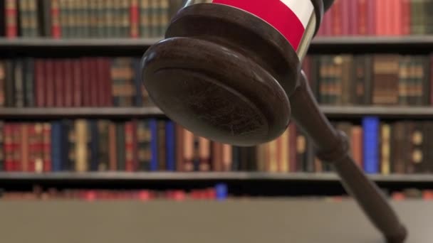Flaga Polski na upadających sędziów młotek w sądzie. Pojęciowe animacje 3D dotyczące wymiaru sprawiedliwości lub jurysdykcji — Wideo stockowe
