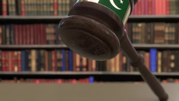 Vlag van Pakistan over vallende rechters Gavel voor de rechtbank. Nationale justitie of jurisdictie gerelateerde conceptuele 3D-animatie — Stockvideo