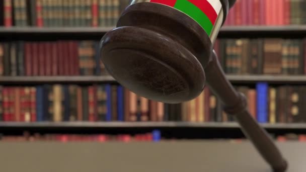 Vlag van Oman over vallende rechters Gavel voor de rechtbank. Nationale justitie of jurisdictie gerelateerde conceptuele 3D-animatie — Stockvideo