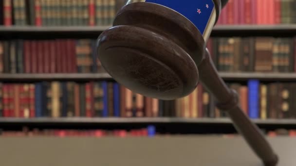 Vlajka Nového Zélandu na padajících soudcích, Gavelem u soudu. Národní soudnictví nebo soudní příslušnost související konceptuální 3D animace — Stock video