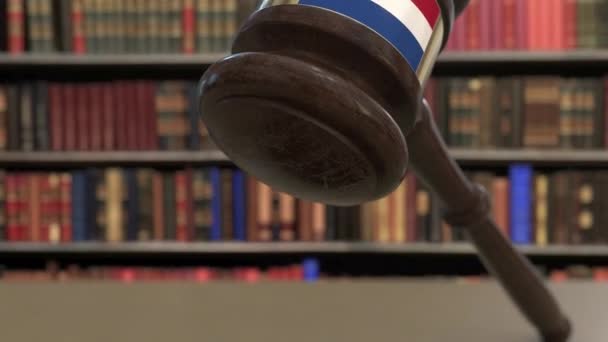 Флаг Нидерландов на падающих судьях молоток в суд. Национальная судебная система или связанная с юрисдикцией концептуальная 3D анимация — стоковое видео