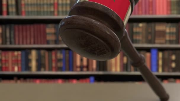 Düşen hakimlerin üzerine Fas bayrağı mahkemede tokaldı. Ulusal adalet veya yargı ile ilgili kavramsal 3d animasyon — Stok video