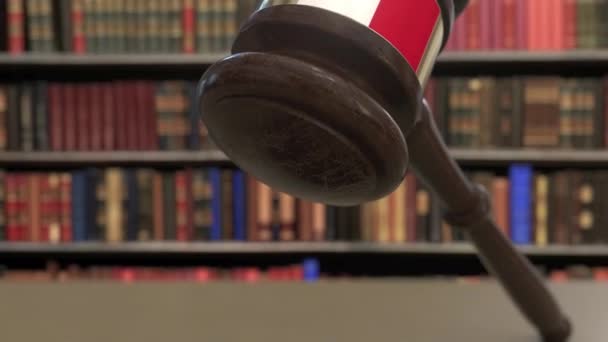Vlag van Malta over vallende rechters Gavel voor de rechtbank. Nationale justitie of jurisdictie gerelateerde conceptuele 3D-animatie — Stockvideo