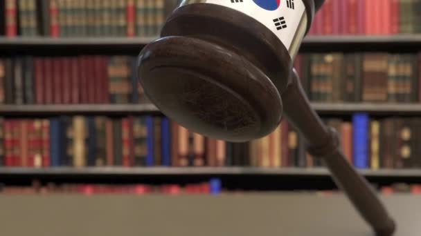 Vlajka Jižní Koreje na padajících soudcích, Gavelem u soudu. Národní soudnictví nebo soudní příslušnost související konceptuální 3D animace — Stock video