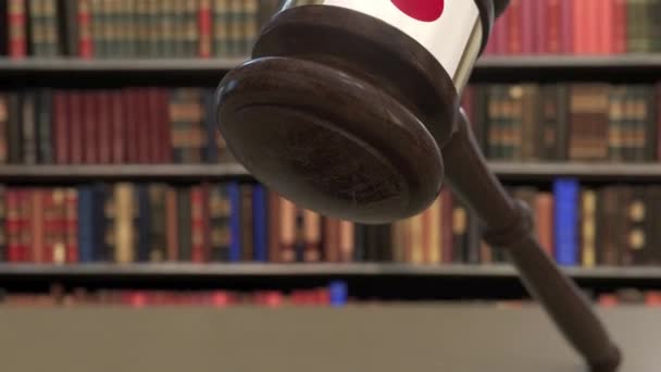 Drapeau du Japon sur gavel juges tombant en cour. Justice nationale ou juridiction liée animation 3D conceptuelle — Video