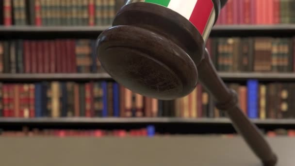 Flaga Włoch na upadających sędziów młotek w sądzie. Pojęciowe animacje 3D dotyczące wymiaru sprawiedliwości lub jurysdykcji — Wideo stockowe
