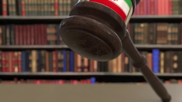 伊朗国旗在下降的法官在法庭上发出。国家司法或司法管辖权相关概念3D动画 — 图库视频影像