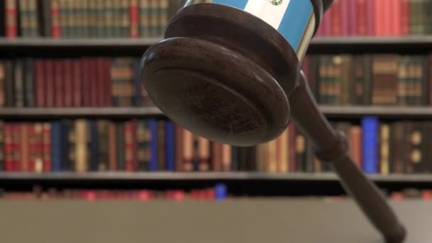 Флаг Гватемалы на падающих судьях молоток в суд. Национальная судебная система или связанная с юрисдикцией концептуальная 3D анимация — стоковое видео