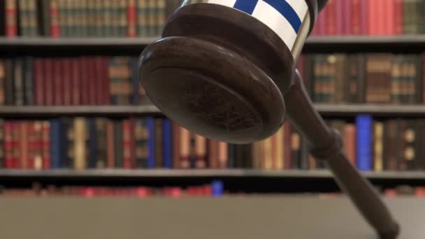 Vlag van Finland over vallende rechters Gavel voor de rechtbank. Nationale justitie of jurisdictie gerelateerde conceptuele 3D-animatie — Stockvideo