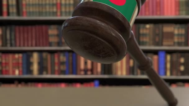 Bandeira de Bangladesh em queda juízes martelo na corte. Justiça nacional ou jurisdição relacionado animação 3D conceitual — Vídeo de Stock