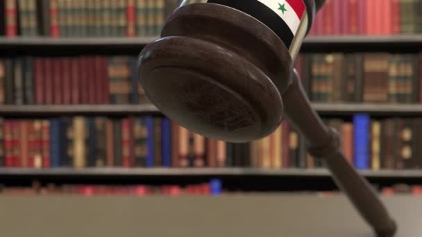 Vlag van Syrië over vallende rechters Gavel voor de rechtbank. Nationale justitie of jurisdictie gerelateerde conceptuele 3D-animatie — Stockvideo