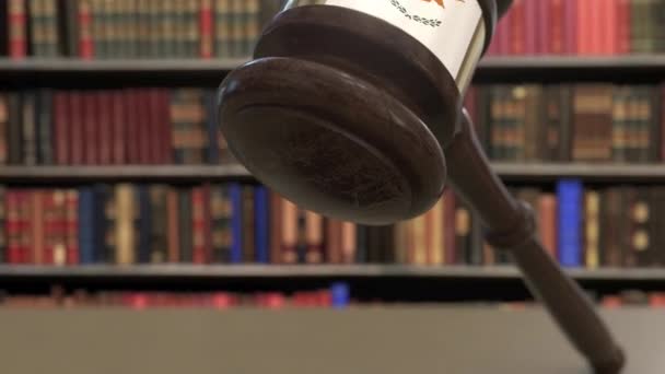 Флаг Кипра на падающих судьях молоток в суде. Национальная судебная система или связанная с юрисдикцией концептуальная 3D анимация — стоковое видео