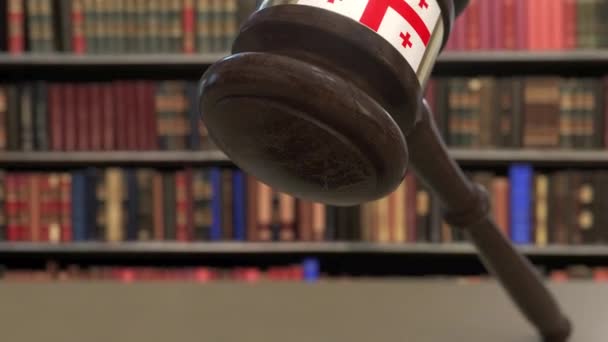 Drapeau de la Géorgie sur la chute des juges marteau devant le tribunal. Justice nationale ou juridiction liée animation 3D conceptuelle — Video