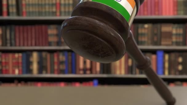 Vlag van India over vallende rechters Gavel voor de rechtbank. Nationale justitie of jurisdictie gerelateerde conceptuele 3D-animatie — Stockvideo