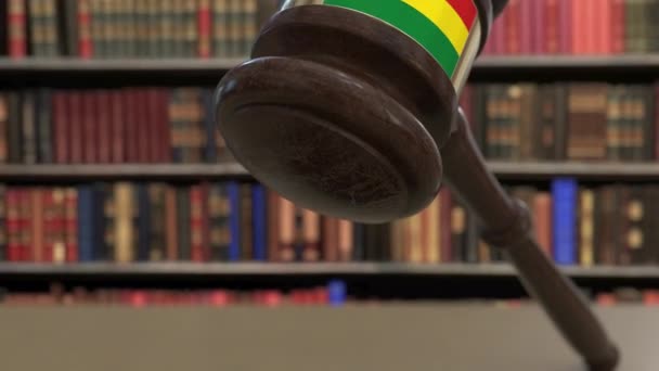 Bandiera della Bolivia sulla caduta giudici martelletto in tribunale. Giustizia nazionale o giurisdizione relativa all'animazione concettuale 3D — Video Stock