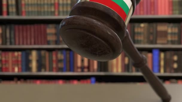 Vlag van Bulgarije op vallende rechters Gavel voor de rechtbank. Nationale justitie of jurisdictie gerelateerde conceptuele 3D-animatie — Stockvideo