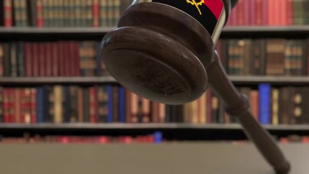 Vlag van Angola over vallende rechters Gavel voor de rechtbank. Nationale justitie of jurisdictie gerelateerde conceptuele 3D-animatie — Stockvideo