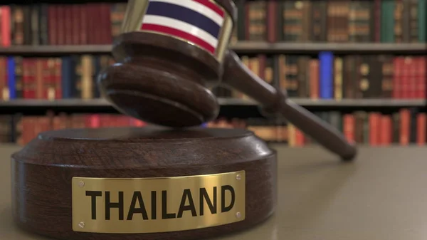 Bandiera della Thailandia sulla caduta giudici martelletto in tribunale. Giustizia nazionale o giurisdizione in materia di rendering concettuale 3D — Foto Stock
