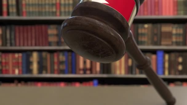 Vlag van Bahrein over vallende rechters Gavel voor de rechtbank. Nationale justitie of jurisdictie gerelateerde conceptuele 3D-animatie — Stockvideo