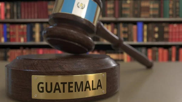 Guatemala zászlaja a lehulló bírák a bíróságon. Nemzeti igazságszolgáltatáshoz vagy illetékességhez kapcsolódó fogalmi 3D renderelés — Stock Fotó