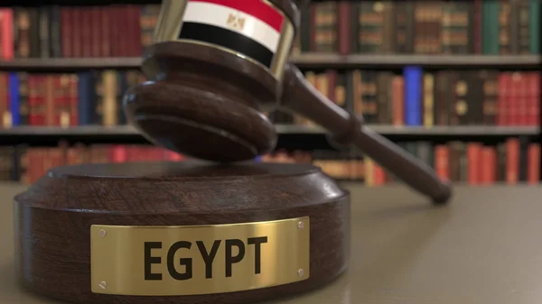 Σημαία της Αιγύπτου για την πτώση των δικαστών σφυρί στο δικαστήριο. Εθνική δικαιοσύνη ή δικαιοδοσία σχετικά με εννοιολογική απόδοση 3D — Φωτογραφία Αρχείου