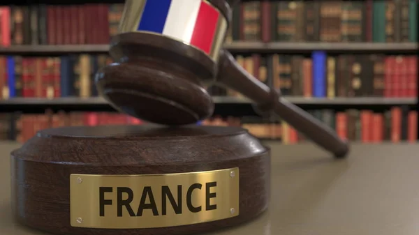 Σημαία της Γαλλίας για την πτώση των δικαστών σφυρί στο δικαστήριο. Εθνική δικαιοσύνη ή δικαιοδοσία σχετικά με εννοιολογική απόδοση 3D — Φωτογραφία Αρχείου