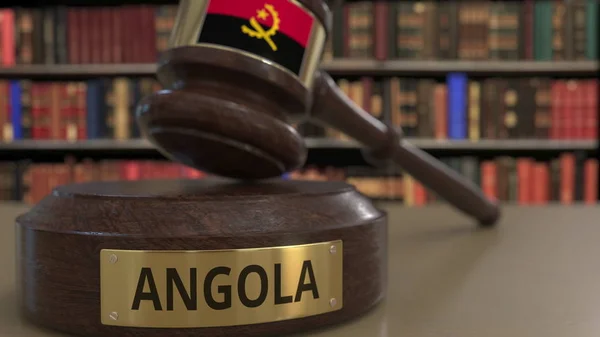 Flaga Angoli na upadających sędziów młotek w sądzie. Pojęciowe renderowanie 3D dotyczące wymiaru sprawiedliwości lub jurysdykcji — Zdjęcie stockowe