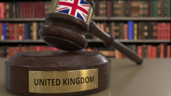 Flagge Großbritanniens auf fallenden Richtern vor Gericht. Nationale Justiz oder Gerichtsbarkeit im Zusammenhang mit konzeptioneller 3D-Darstellung — Stockfoto