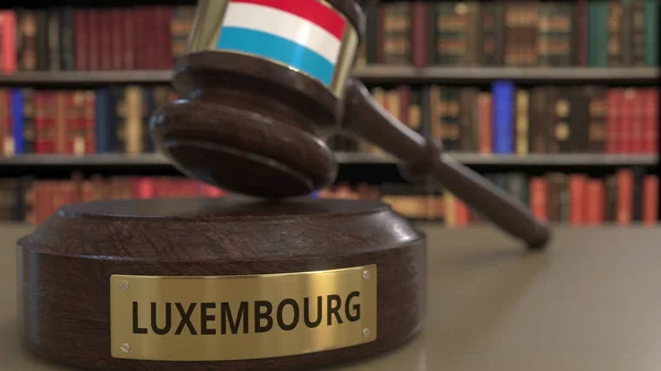 Σημαία του Λουξεμβούργου για τους δικαστές με σφυρί στο δικαστήριο. Εθνική δικαιοσύνη ή δικαιοδοσία σχετικά με εννοιολογική απόδοση 3D — Φωτογραφία Αρχείου
