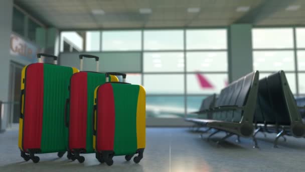 Ταξιδιωτικές βαλίτσες με σημαία της Λιθουανίας. Λιθουανικός τουρισμός εννοιολογική κίνηση 3D — Αρχείο Βίντεο