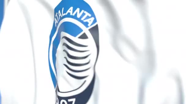 Mávnutím vlajky s logem Atalanta, zblízka. Redakční smykliatelná 3D animace — Stock video