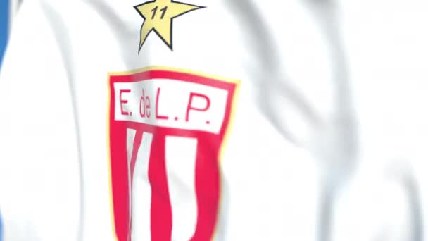 Vliegende vlag met Estudiantes de Laplata voetbalclub logo, close-up. Redactionele loop bare 3D-animatie — Stockvideo