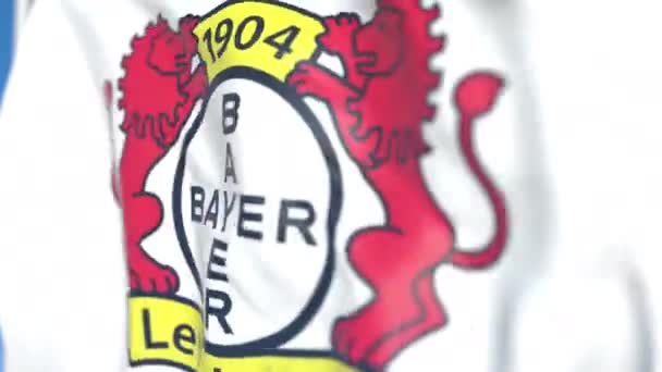 Bandiera sventolante con logo della squadra di calcio Bayer Leverkusen, primo piano. Animazione 3D loop editoriale — Video Stock