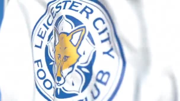 Zwaaiende vlag met Leicester City FC Football Club logo, close-up. Redactionele loop bare 3D-animatie — Stockvideo