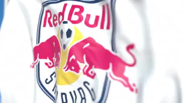 Létající vlajka s logem FC Red Bull Salzburgu, zblízka. Redakční smykliatelná 3D animace — Stock video